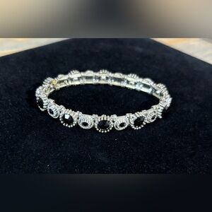 Black and silver toned bracelet C171